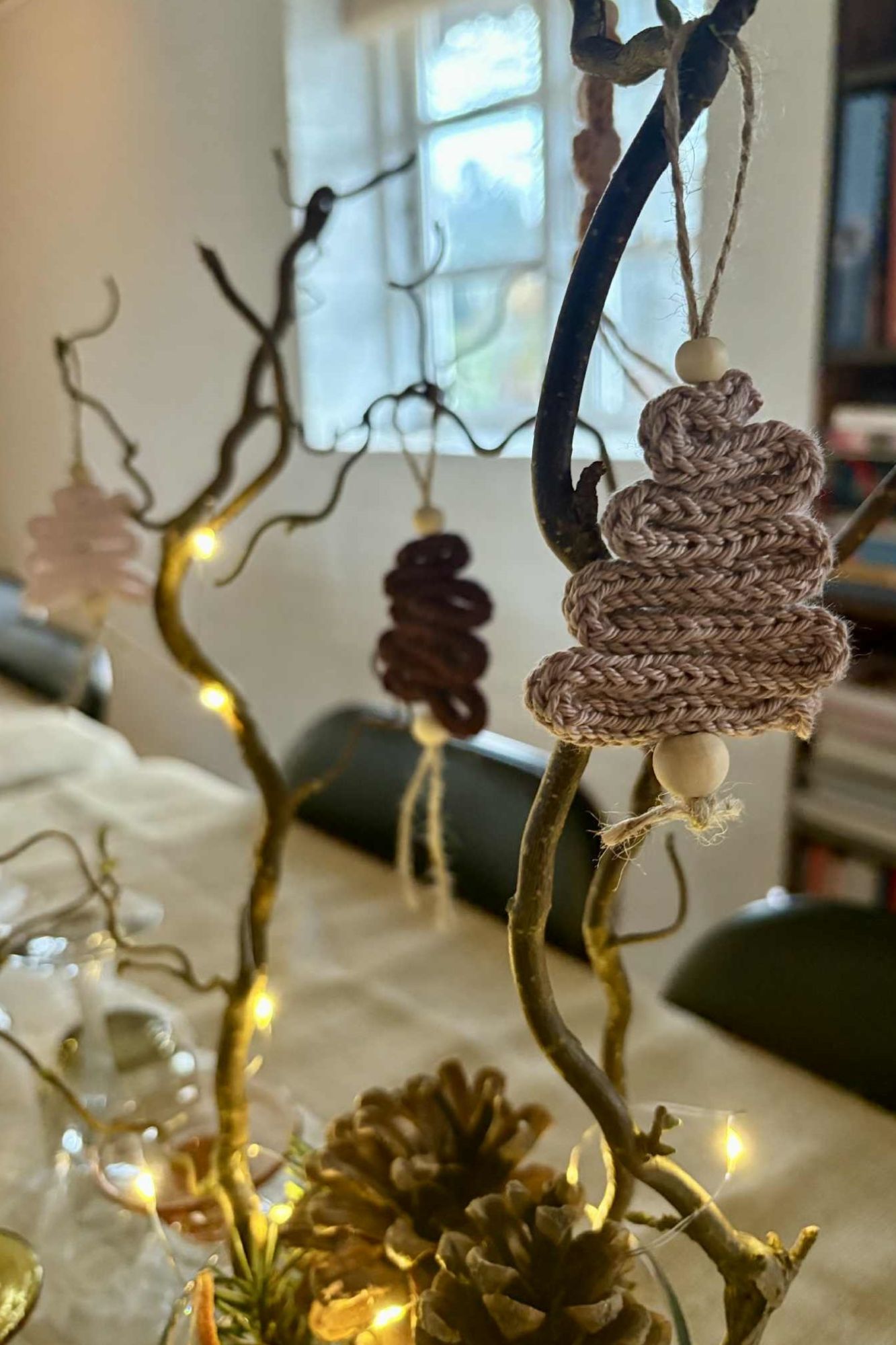 Små strikkede juletræer