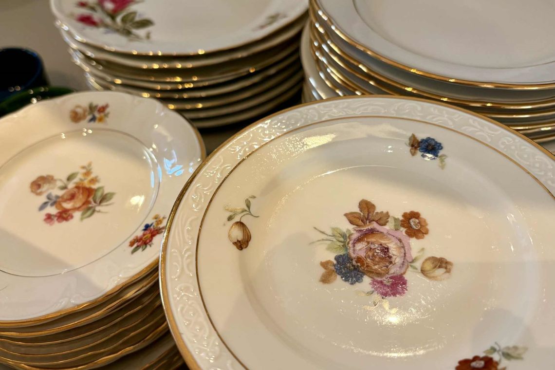 Gamle tallerkner fra genbrug